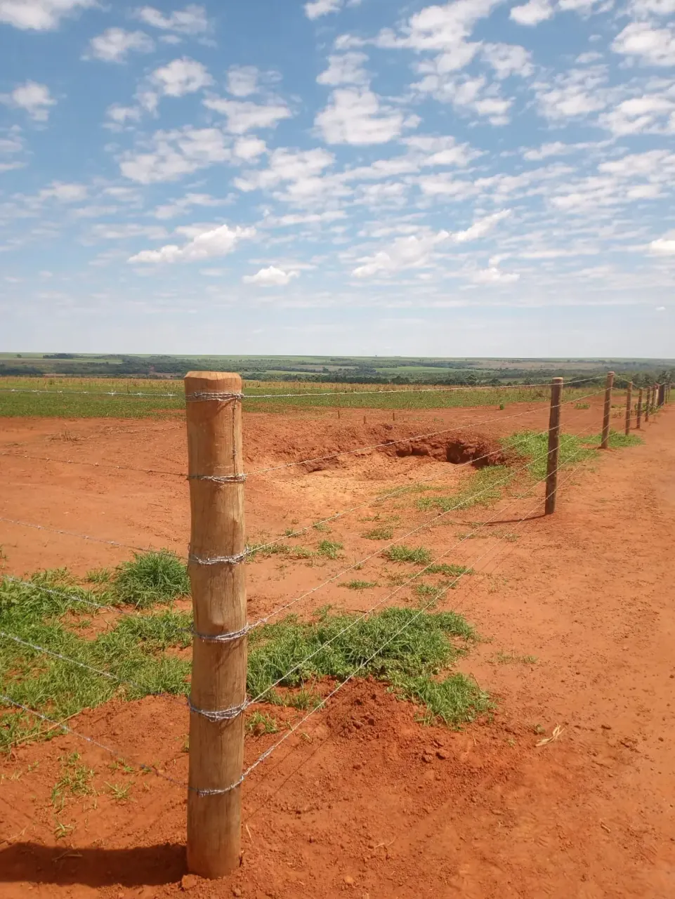 Construção de cerca de arame farpado
