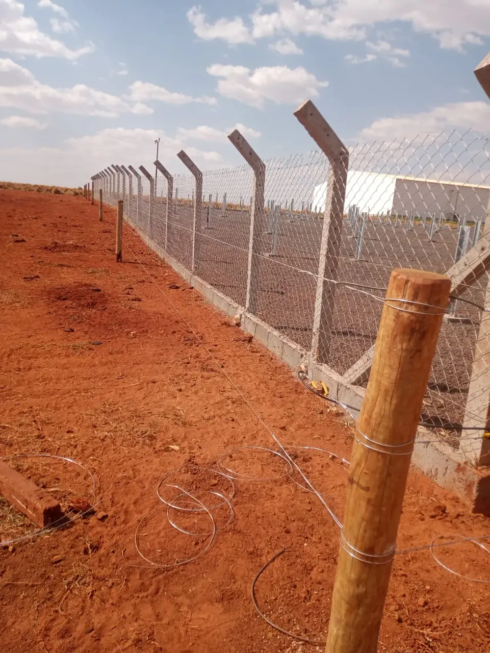 Construção de cerca de arame liso - foto 8